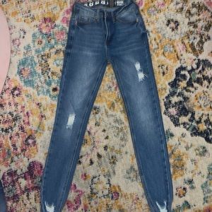 Distressed skinny jeans never worn